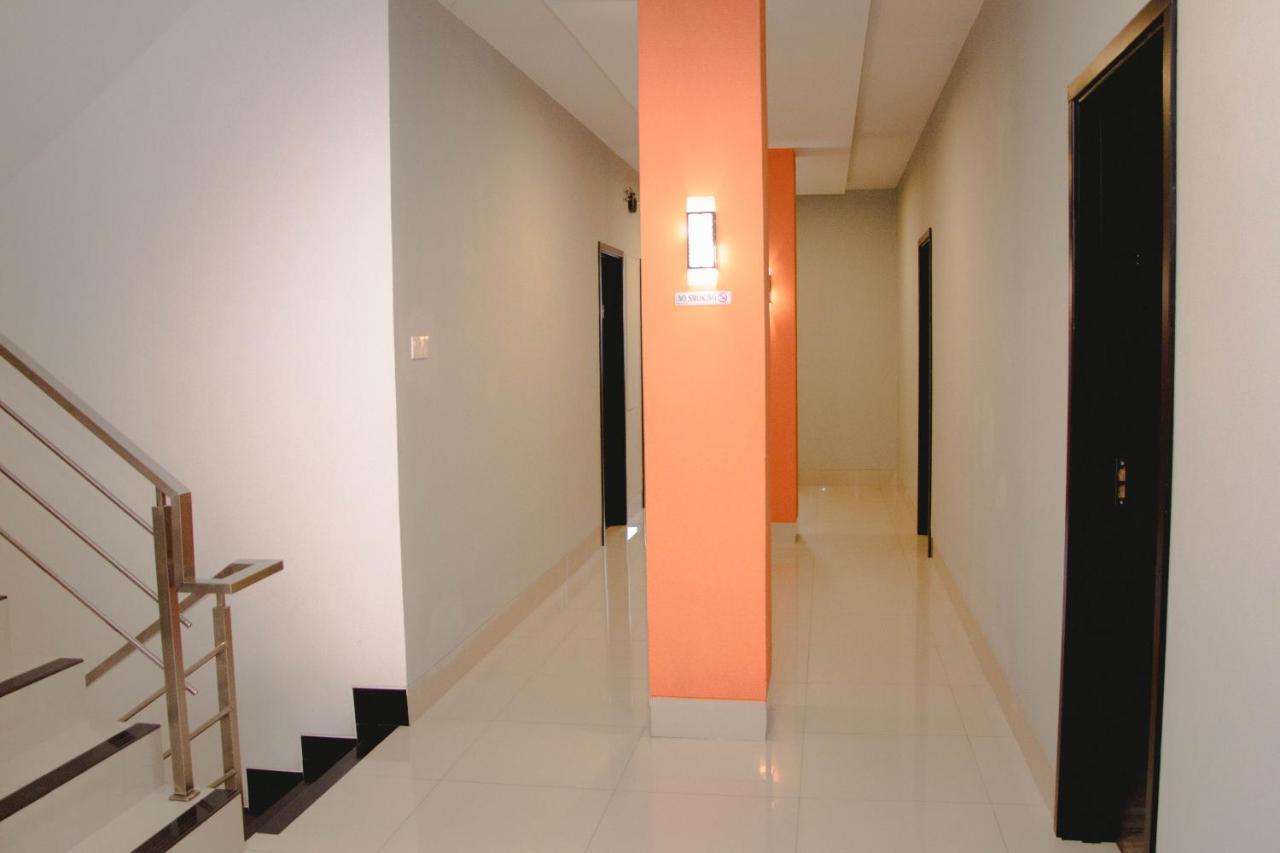 Oyo 592 Budget Hotel By The Harbour Padang  Extérieur photo