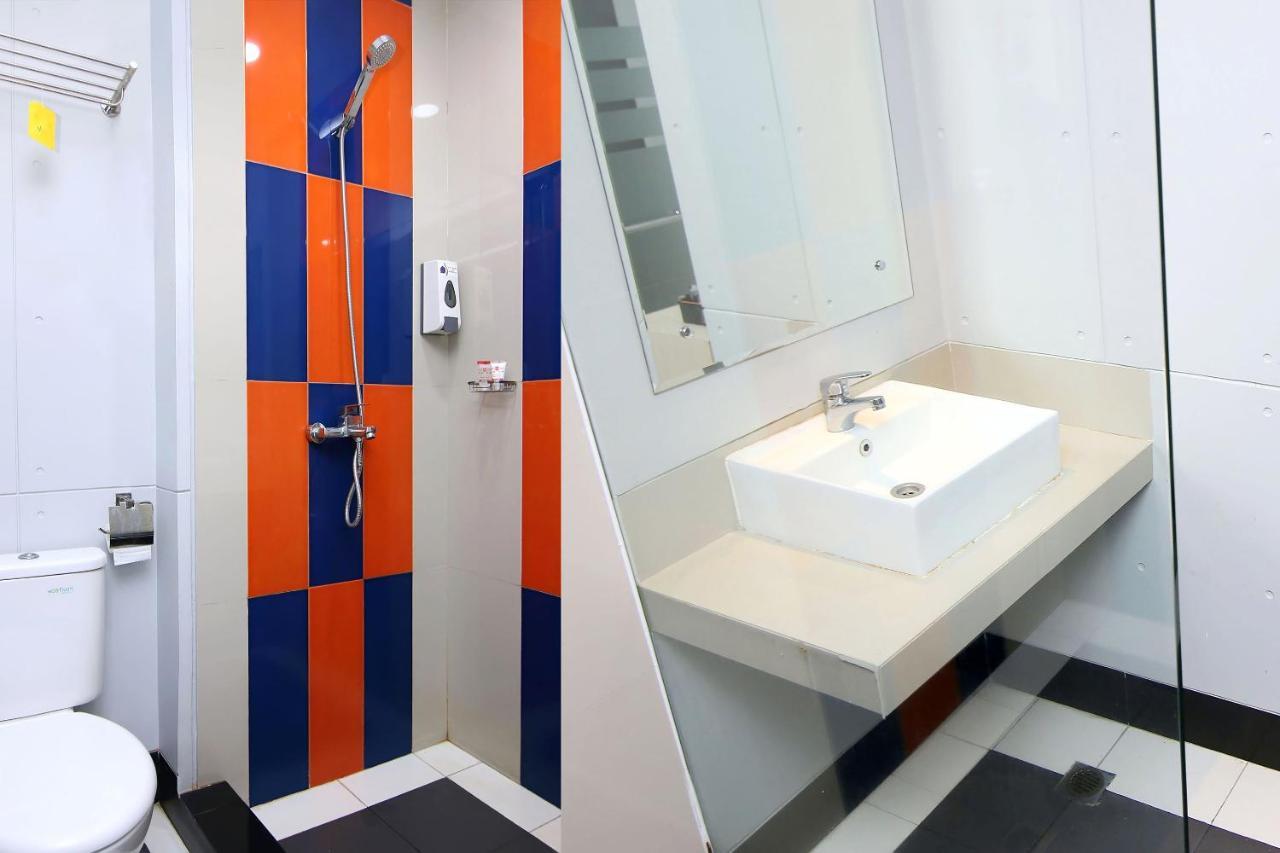 Oyo 592 Budget Hotel By The Harbour Padang  Extérieur photo